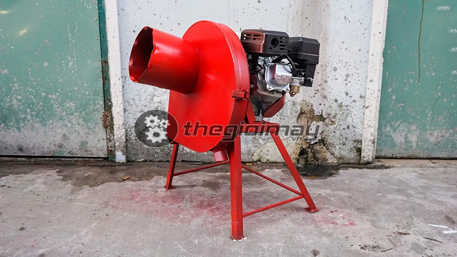 Với động cơ xăng 5hp giúp máy băm được những chỗ không có điện hoặc điện yếu.