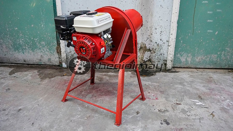 Với động cơ xăng 5HP nên máy có thể làm việc ở những nơi không có điện hoặc điện áp yếu